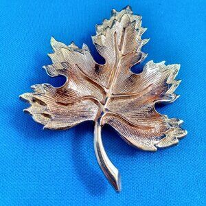 Vintage goldtone large maple leaf pin